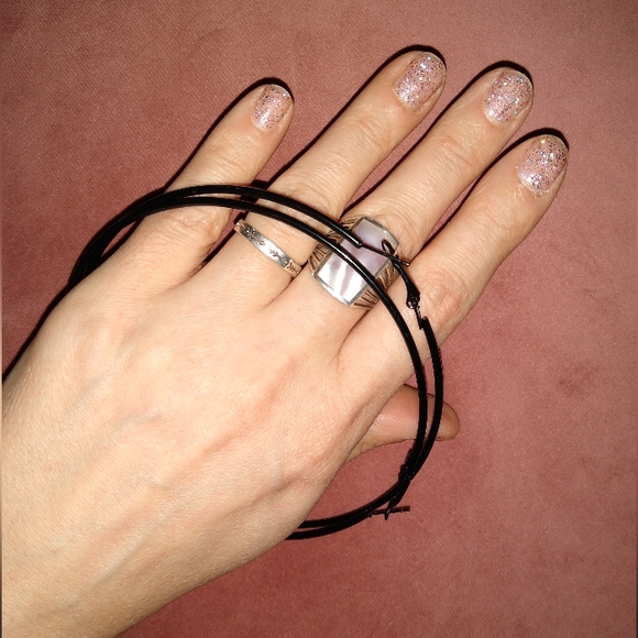 Katta Huge 4" Black Hoop Earrings Bohemian Feather Charm Big Hoops Oversized XL - Picture 6 of 9